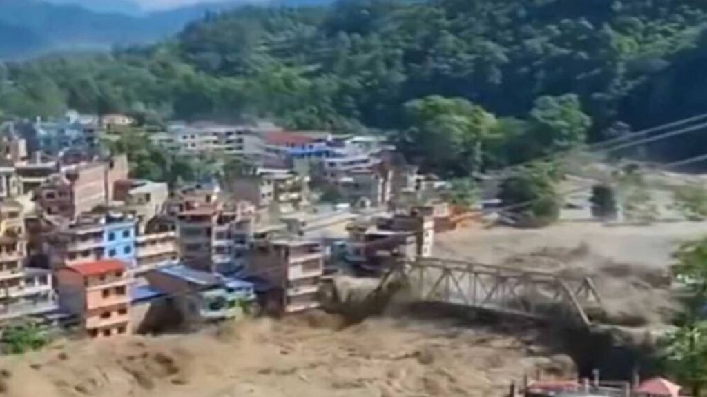 बाढ़ के बीच फरिश्ता बना शिक्षक, 900 छात्रों की बचाई जान Nepal-Flood