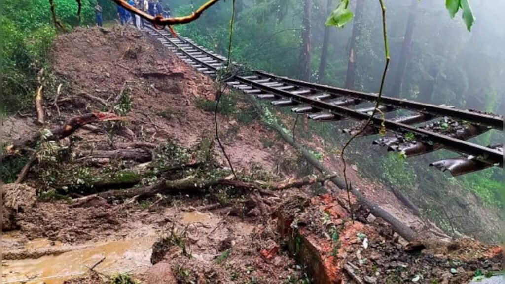 हिमाचल में बारिश का कहर, कालका-शिमला रेल लाइन क्षतिग्रस्त Rain wreaks havoc in Himachal, Kalka-Shimla railway line damaged