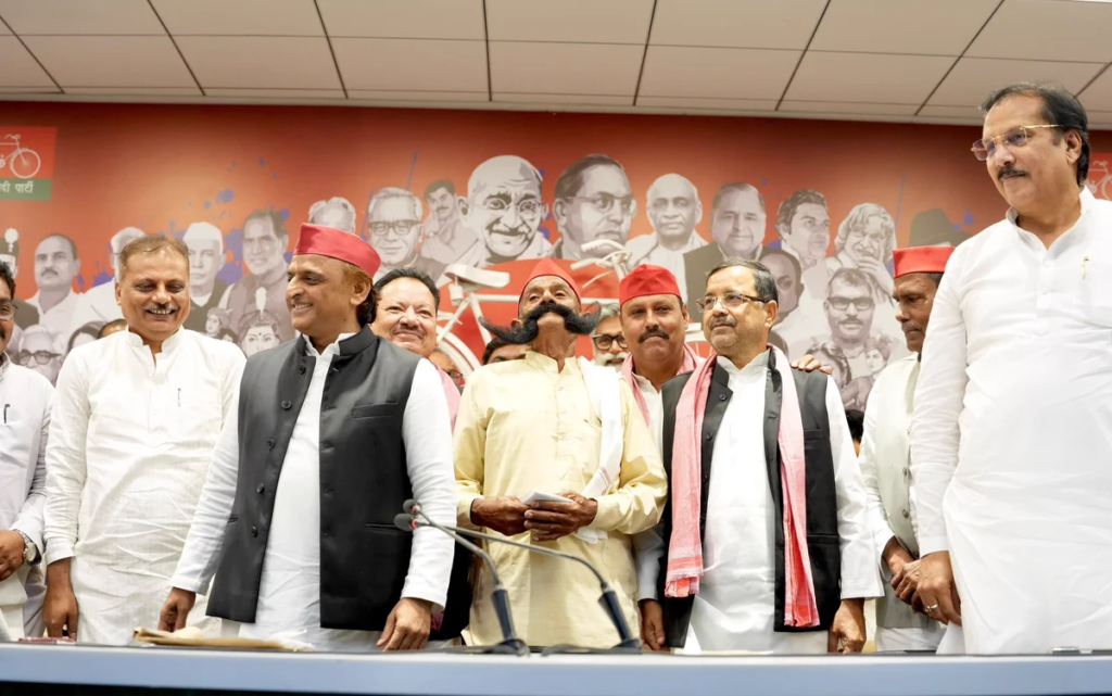 55 साल पुरानी मूंछों पर आया अखिलेश का दिल, मंच पर बुलाकर दिलवाया ताव Akhilesh Yadav