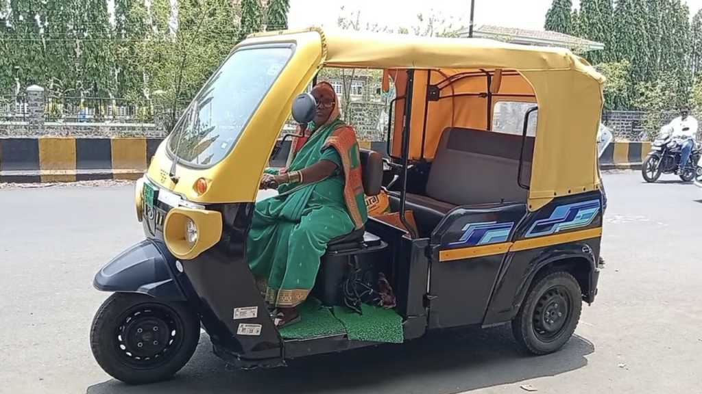 65 की उम्र में ऑटो चलाकर आत्मनिर्भर बनीं मंगलाआजी At 65 why this woman started driving an auto rickshaw I used to stay at home, but I realized