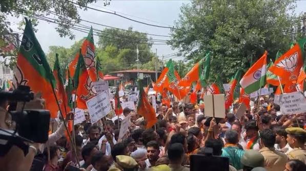 बेरोजगारी-महंगाई के खिलाफ J-K में BJP का प्रदर्शन BJP Protest against NC Govt In Jammu