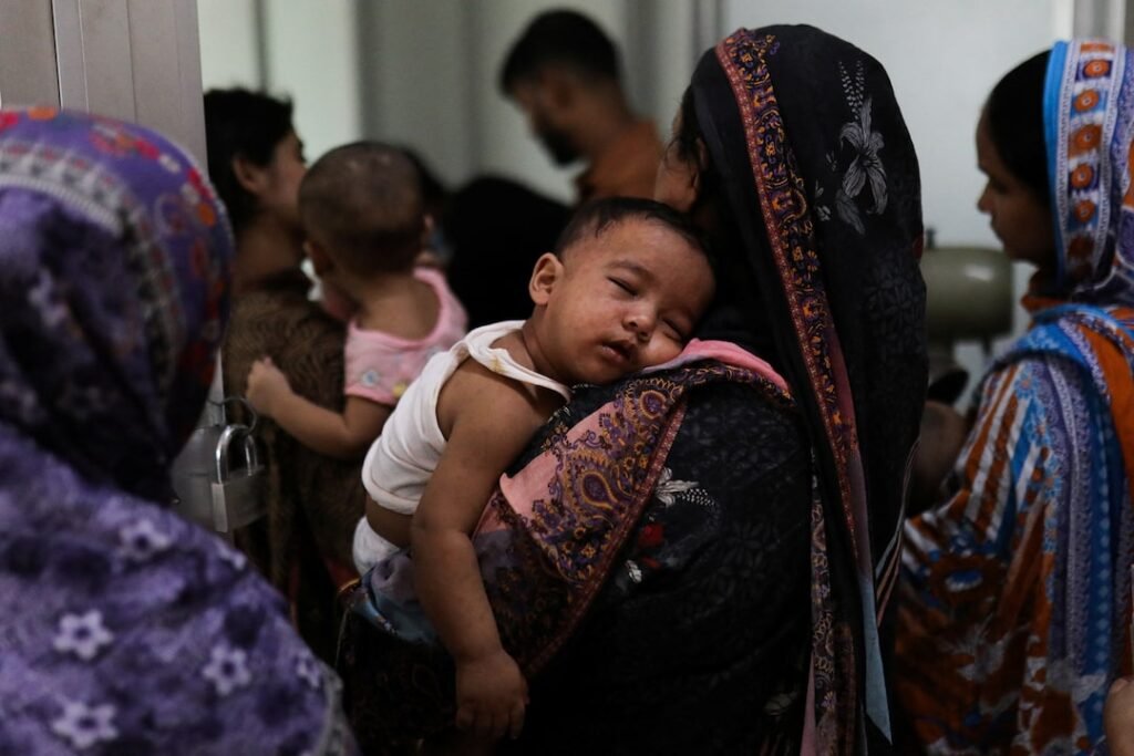 बांग्लादेश में खसरे का कहर, टीकाकरण की कमी से 999 मौतें Bangladesh fights worlds worst measles outbreak as vaccination gaps fuel spread