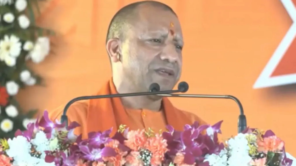 पहले यूपी में दंगे होते थे, अब यहां के उत्पाद दुनिया में बिक रहे हैं” — योगी आदित्यनाथ Earlier there used to be riots in UP now its products are being sold globally CM Yogi Adityanath roared in Lucknow