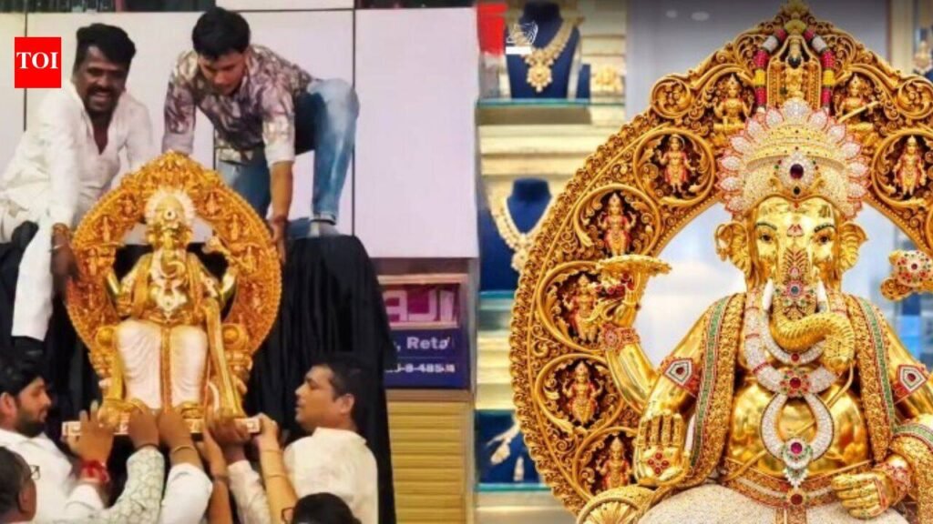 24 कैरेट सोने और 3.83 लाख अमेरिकन डायमंड से सजे ‘ली-ची का राजा’ HyderabadGaneshotsav LeeCheeKaRaja GanpatiFestival 24KaratGold AmericanDiamonds