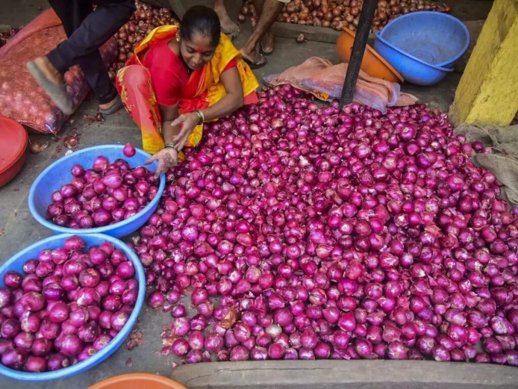 आंध्र प्रदेश में प्याज की किल्लत, कीमतों में ₹20 तक उछाल Theres a severe onion shortage here! Supply is half the demand and prices have jumped by up to ₹20 per kilogram! Whats the current price