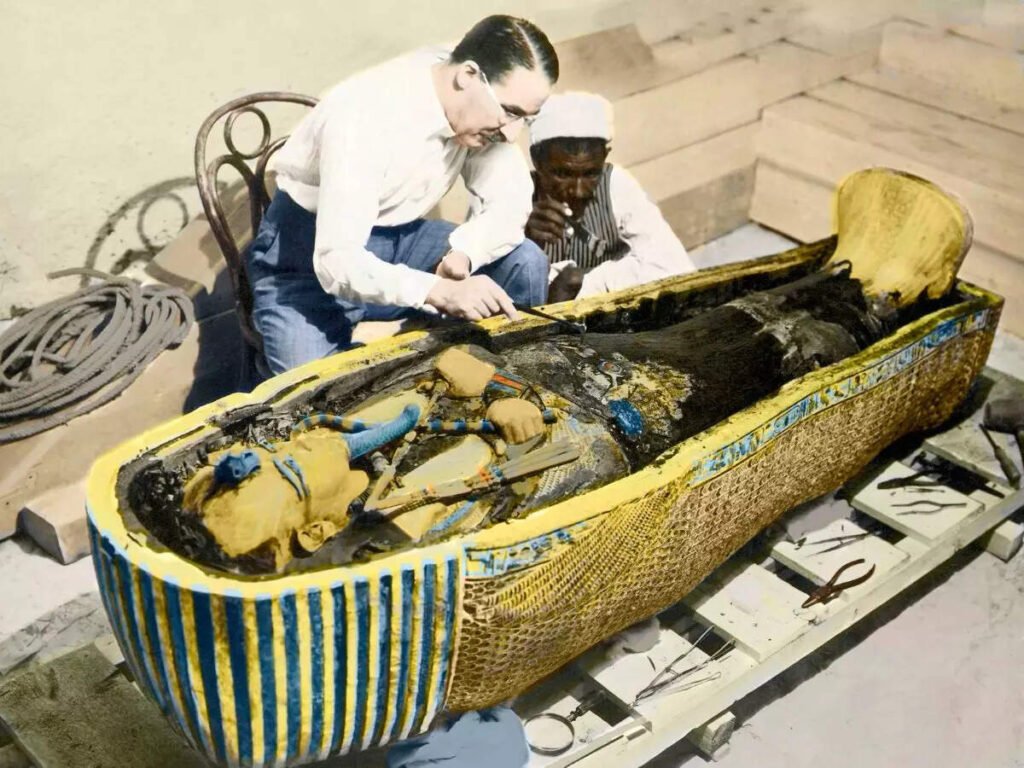 3,300 साल पुरानी तूतनख़ामेन की क़ब्र: सोने के ख़ज़ाने से ‘ममी के श्राप’ तक Tutankhamens 3300 year old tomb
