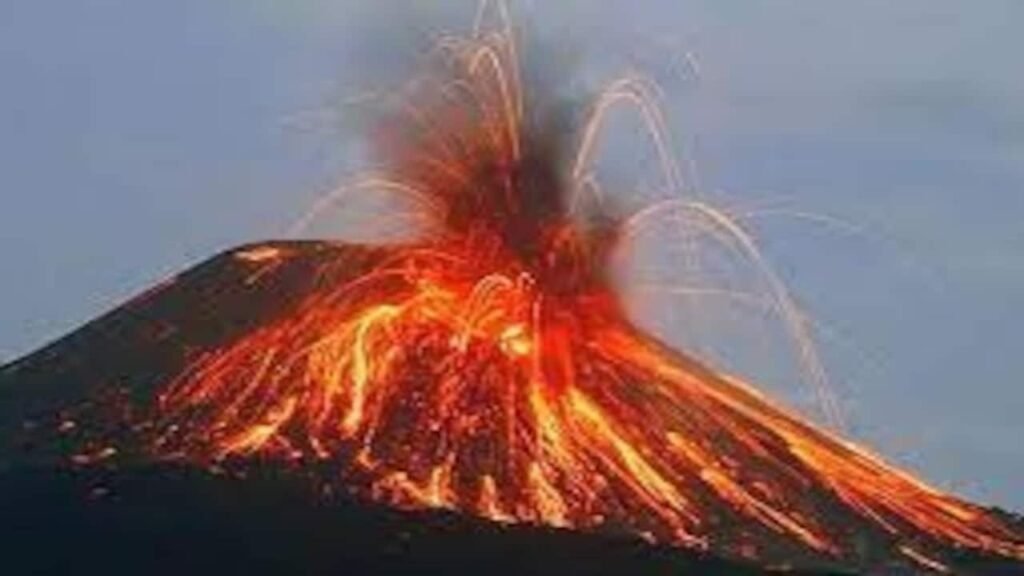अनाक क्राकाटोआ ज्वालामुखी फिर फटा, 50 हजार फीट तक उठा राख का गुबार volcano-eruption